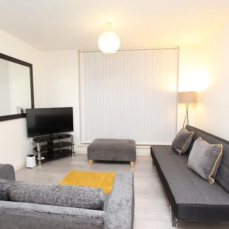 Spacious 1- Bedroom Apartment In E16 Londres Extérieur photo