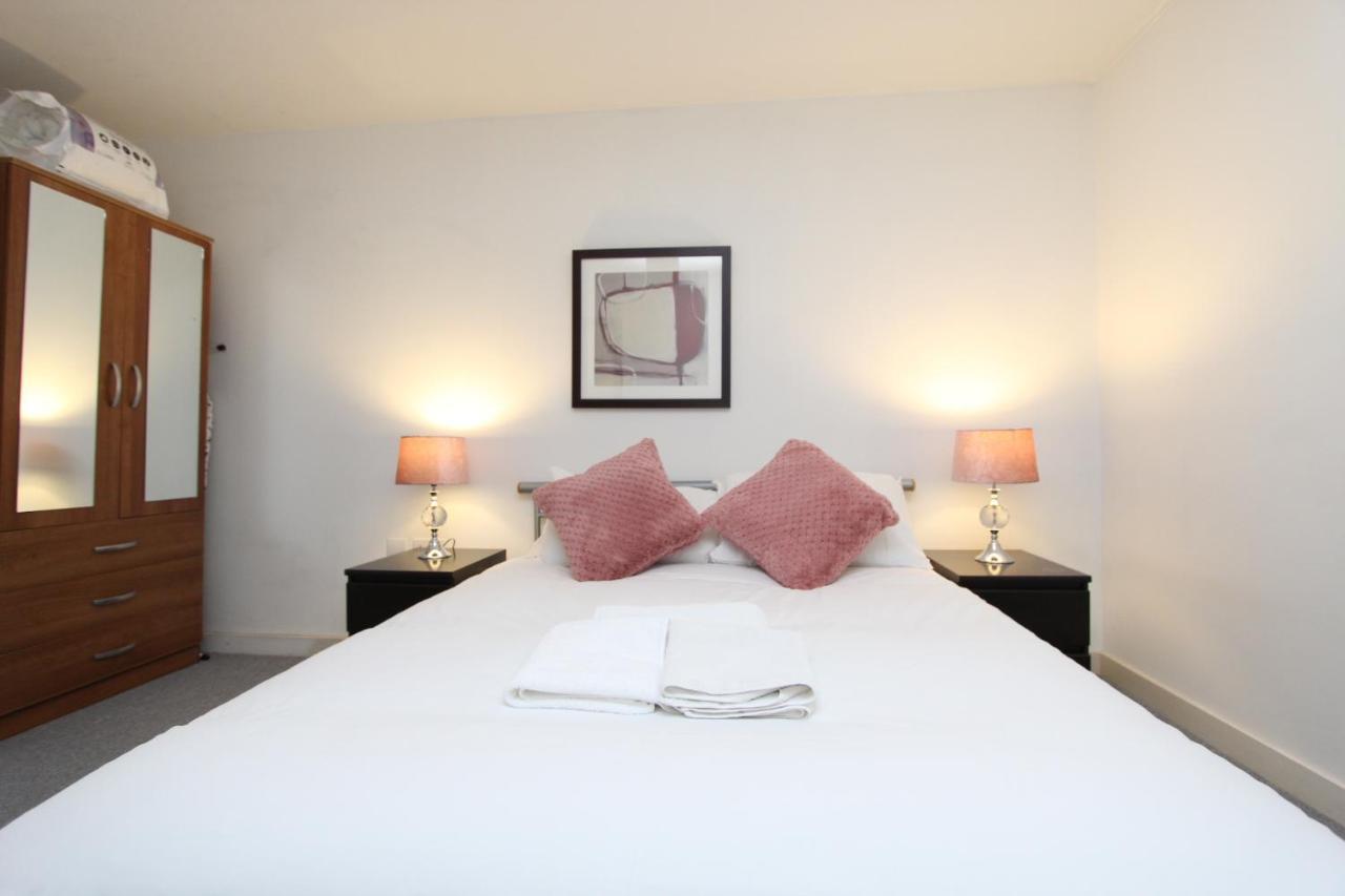 Spacious 1- Bedroom Apartment In E16 Londres Extérieur photo